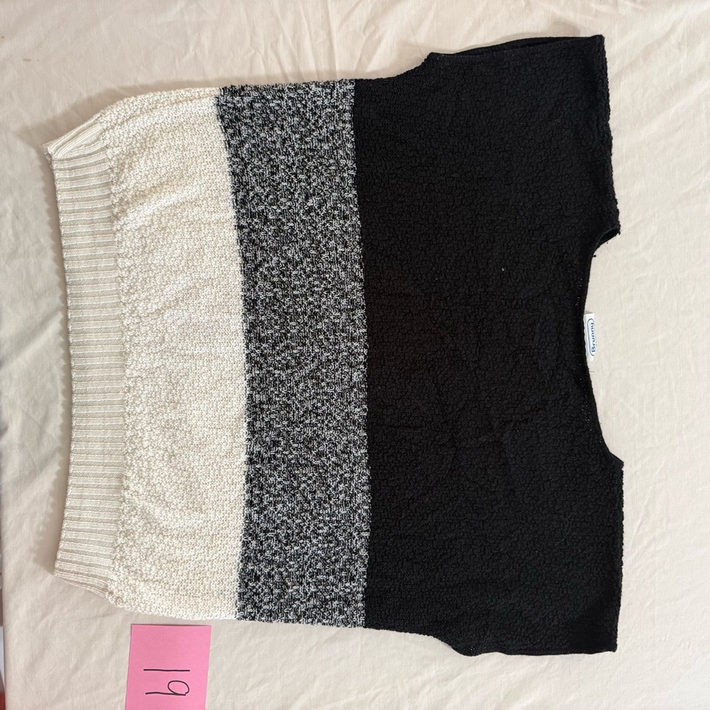 Chic Colorblock Short Sleeve Top - Picture 6 of 6